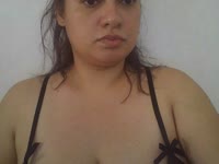Mulher morena, com seios grandes, adoro sexo, tenho a boca macia, um sorriso lindo e adoro tomar banho com alguém que me observa. Gostei de dois jogos sexuais. Não tão churrasco