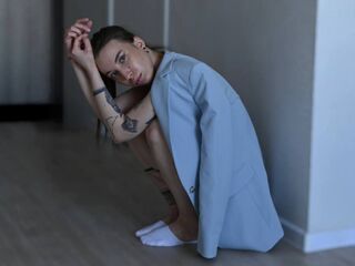 naked camgirl masturbating with vibrator MirnaLatourette