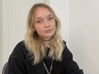 girl showing pussy BonnieRad