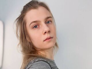 cam girl playing with dildo DonnettaLorino