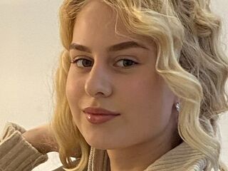 naughty cam girl masturbating with dildo LaniePlewa