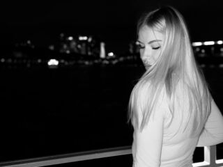 naked webcamgirl photo MariBrandel