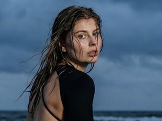 hot cam girl fingering shaved pussy MilaOlivers