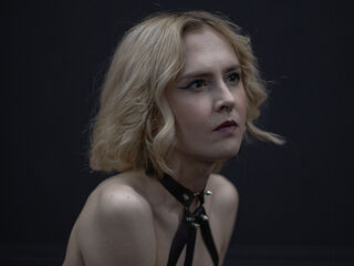 camgirl masturbating with dildo MilaVeyra